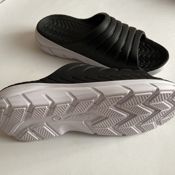 Avis Slides NWOT - Picture 3 of 4